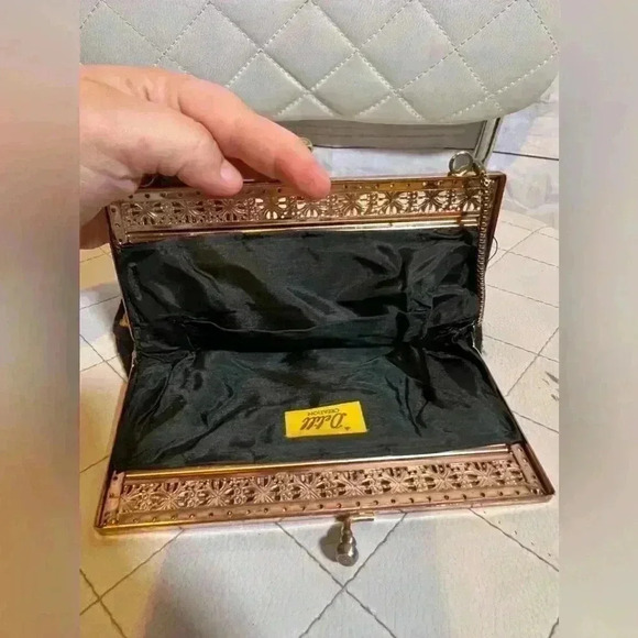 VTG BLACK & MULTICOLOR FLORAL TAPESTRY GOLD CHAIN METAL FRAME STRAP PURSE - Picture 3 of 6